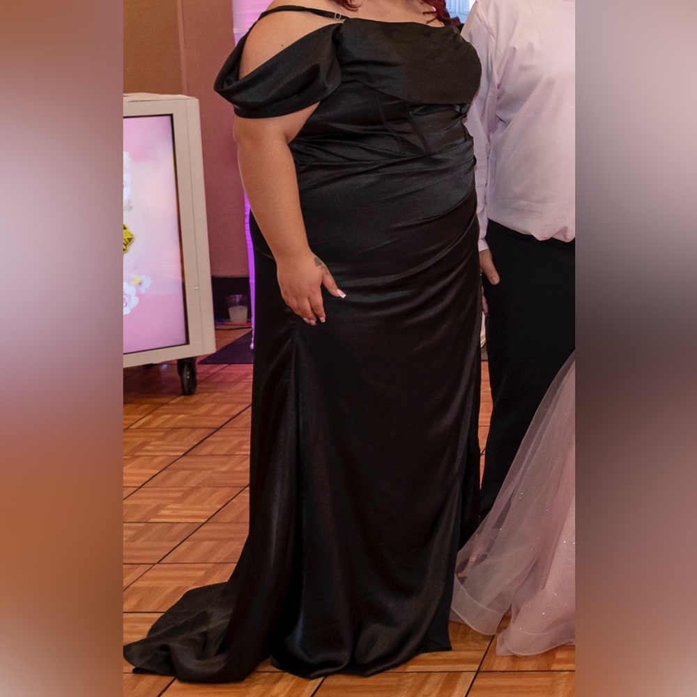 Elegant Black Satin Gown - Picture 2 of 10